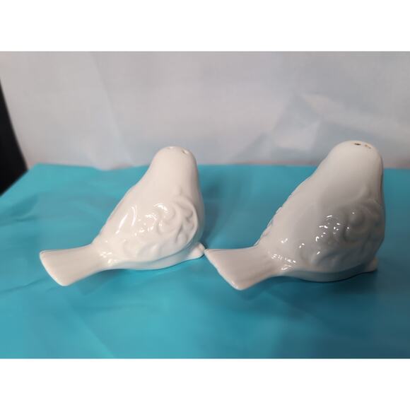 Pier 1 Song Bird Salt and Pepper shakers, White with Raised Scroll Design - Picture 4 of 5